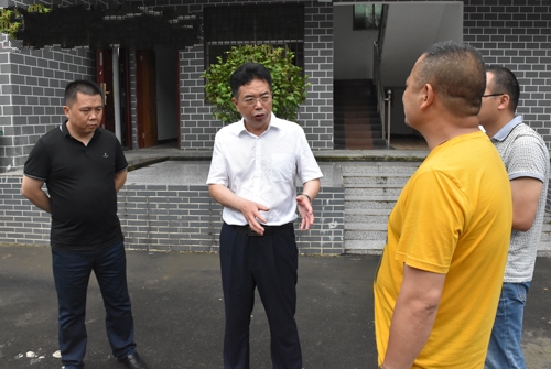 谢商成深入三江镇调研易地扶贫搬迁集中安置点后续管理服务工作