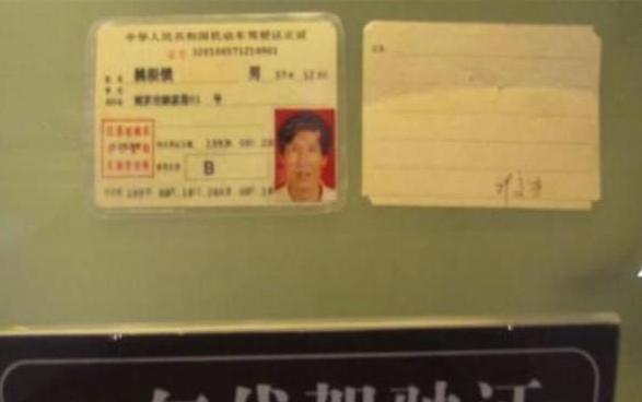 红色封面和白色背景的风格一直沿用到20世纪90年代.