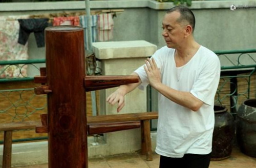 《叶问》的时候因为拍戏过于劳累,以至于他同在戏中扮演他老婆张永成