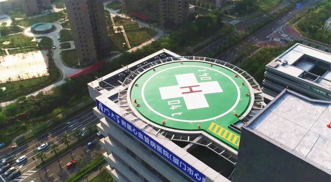 患者3分钟无缝"飞入"手术室更打通了空中抢救通道顶楼直升机停机坪心