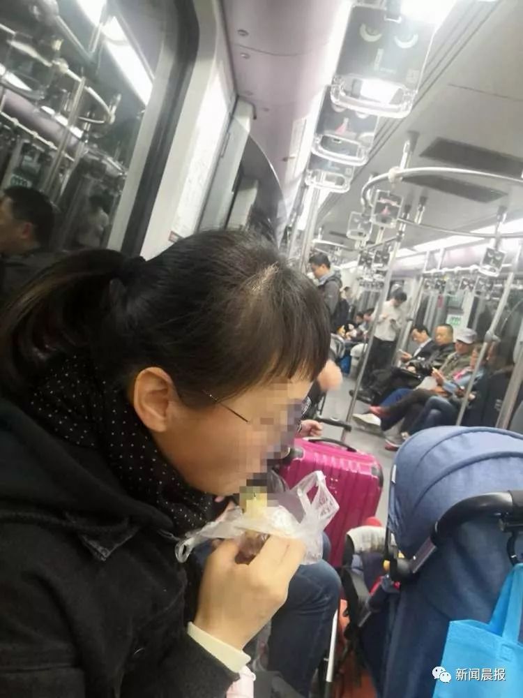 地铁惊现"吃瓜群众",西瓜籽还吐一地…说好的车厢内禁食呢?