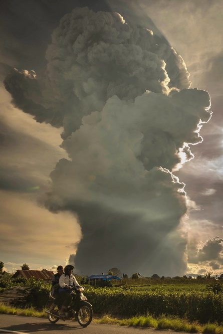 央视网消息:当地时间2019年6月9日,印尼卡罗,锡纳朋火山喷发,浓烟滚滚
