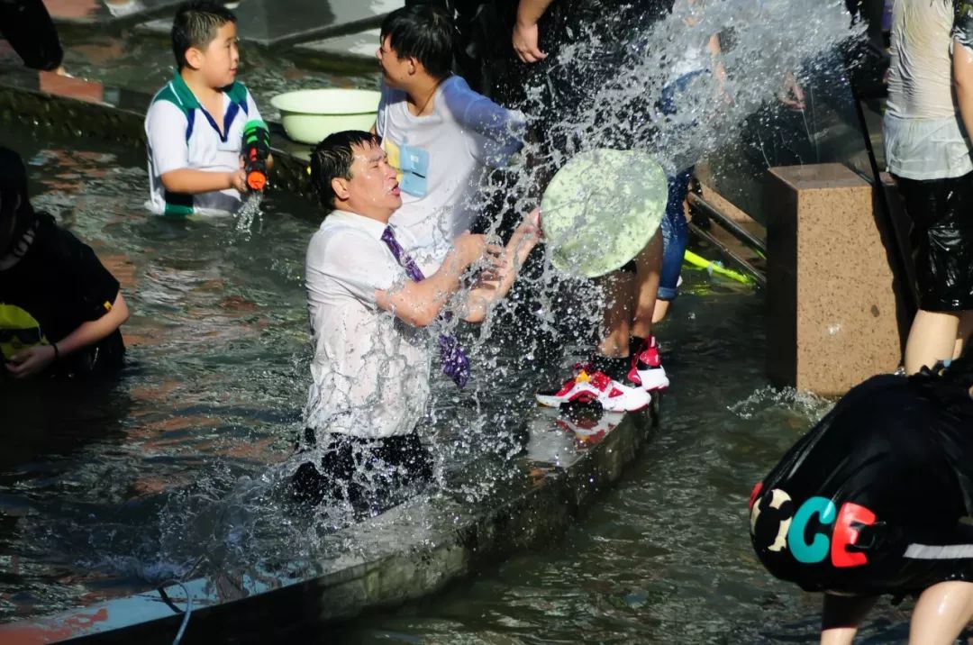 被扔进水里,受到水枪,脸盆的夹击,被围攻,遭到二次元水弹的猛烈袭击