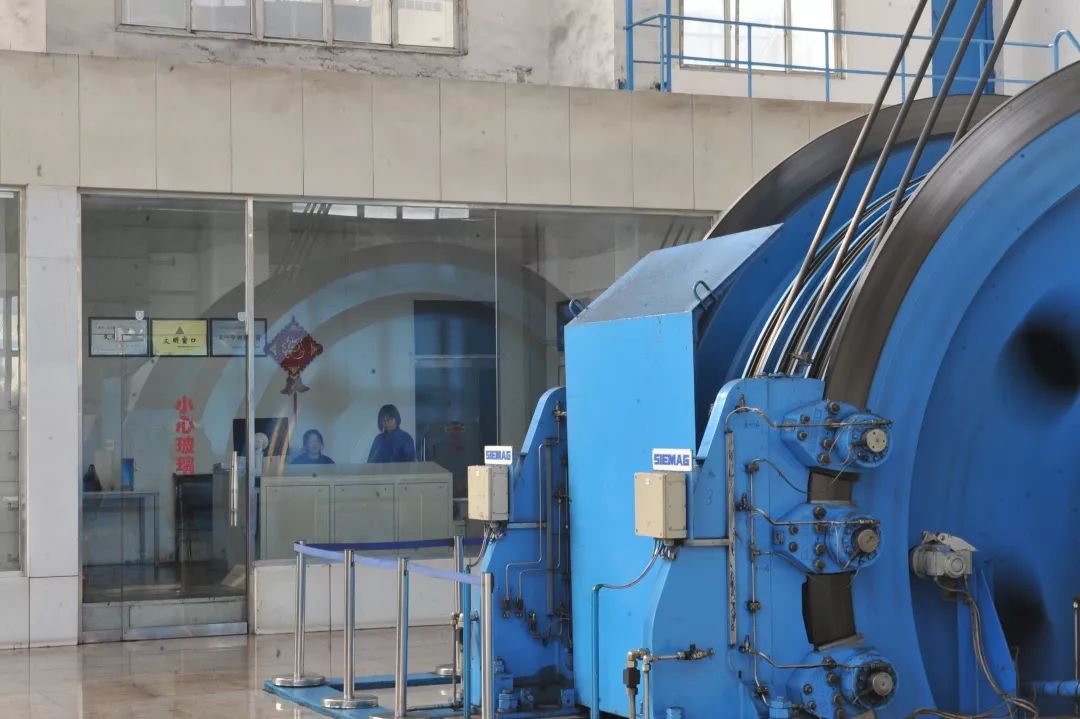 从井底煤仓到箕斗,再缓缓提到井上,进入地面洗煤厂煤仓,546米的距离