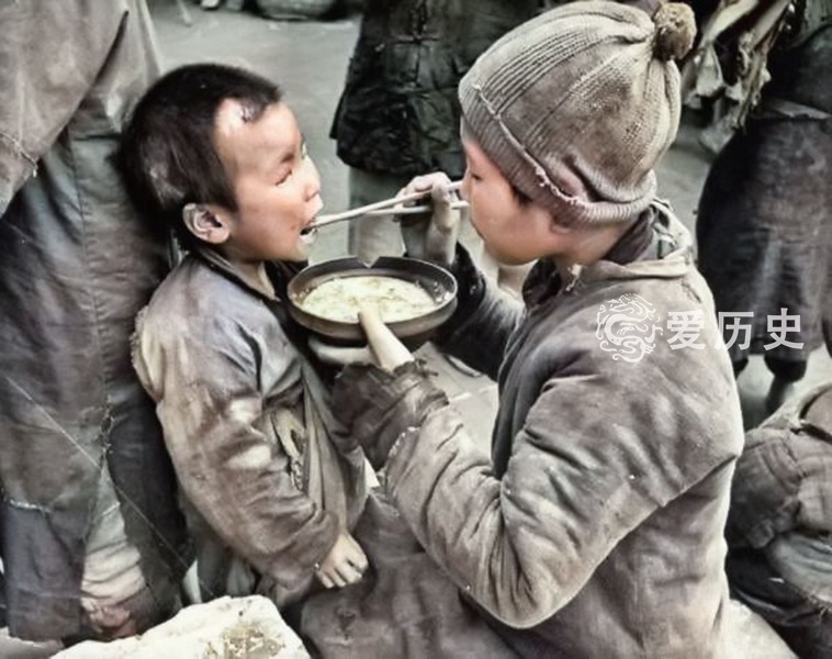 原创抗战胜利后因灾变人间地狱的衡阳路边到处是倒下奄奄一息的孩子