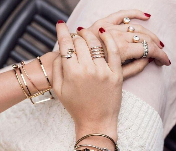 时尚女性同时佩戴两个或多个戒指的搭配技巧有哪些?