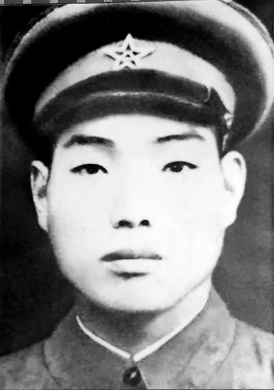 孔庆三以肩支炮用生命为突击部队开辟前进道路