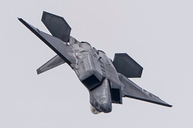 f-22猛禽战斗机超机动飞行时 在空中是什么样的姿态?