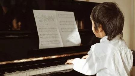 孩子练琴的动力,从而促进孩子想要提升自己琴技,加倍努力练琴的想法