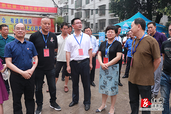 涟源市委书记谢学龙(前排右二)慰问相关部门工作人员