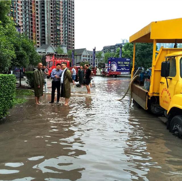大竹县市政处干部职工赤脚上阵战内涝
