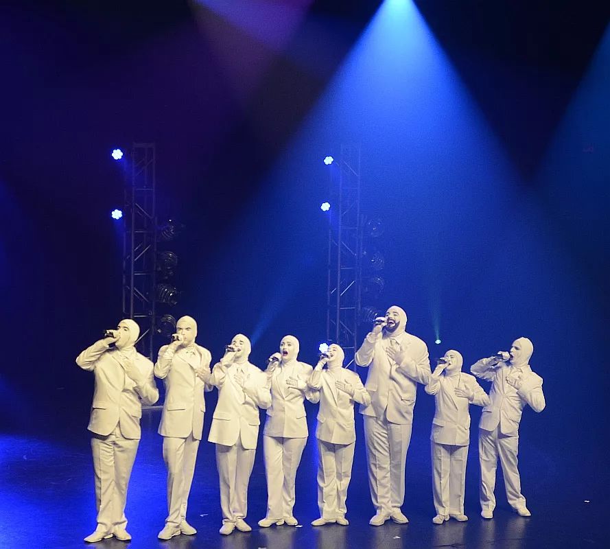 阿卡贝拉演唱以及现代口技艺术相结合,以诙谐滑稽的表演加观众现身