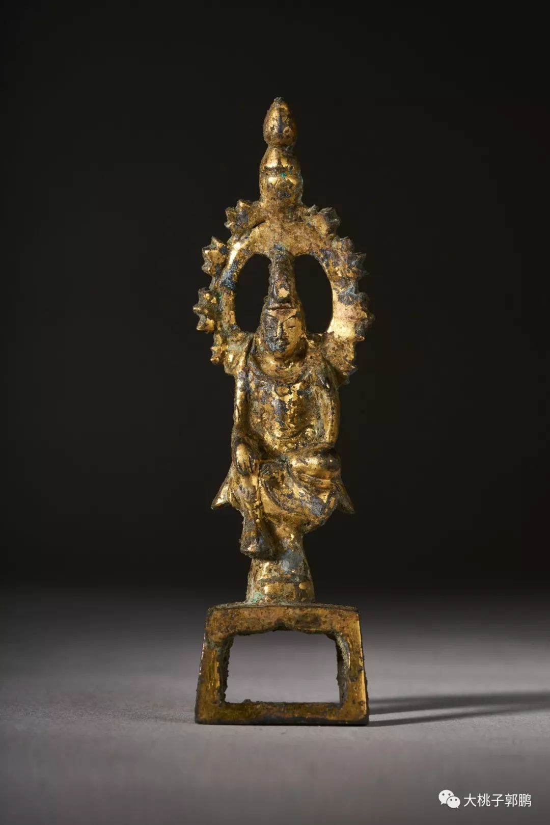 来看看唐代金铜佛造像的背光样式