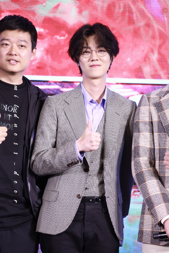 鹿晗中分卷毛日系风出席《穿越火线》发布会 与吴磊同框画面很和谐