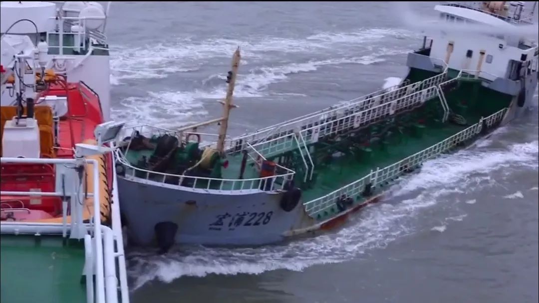 吃了豹子胆这艘船冲撞海事公务船