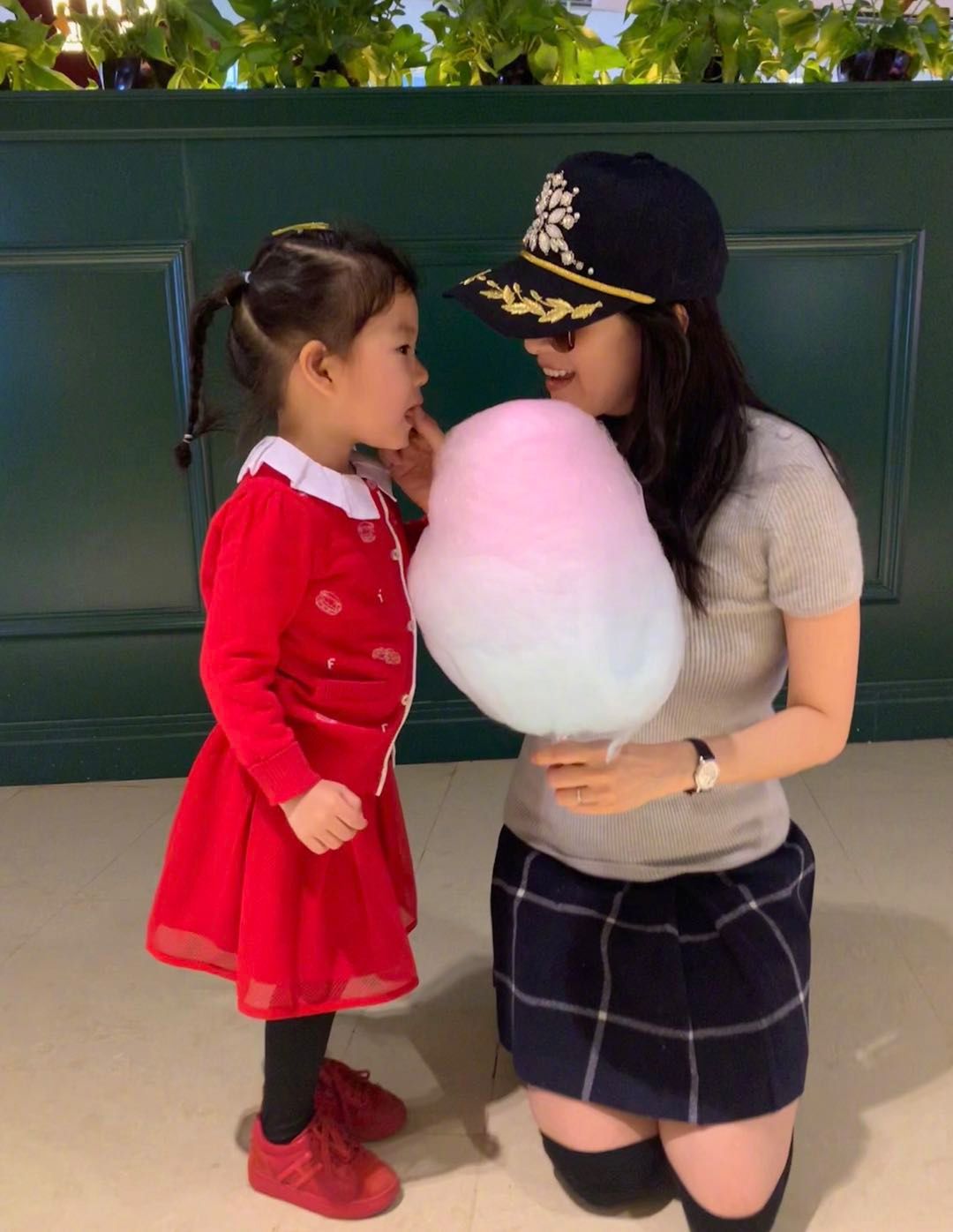 章子怡深夜赶到家尽显母爱晒与女儿索吻合照醒宝颜值赶超妈妈