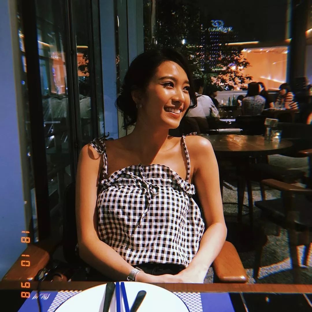 羡慕这个95年的小个子黑妞,竟然可以和自己的偶像拍电视剧!_fern