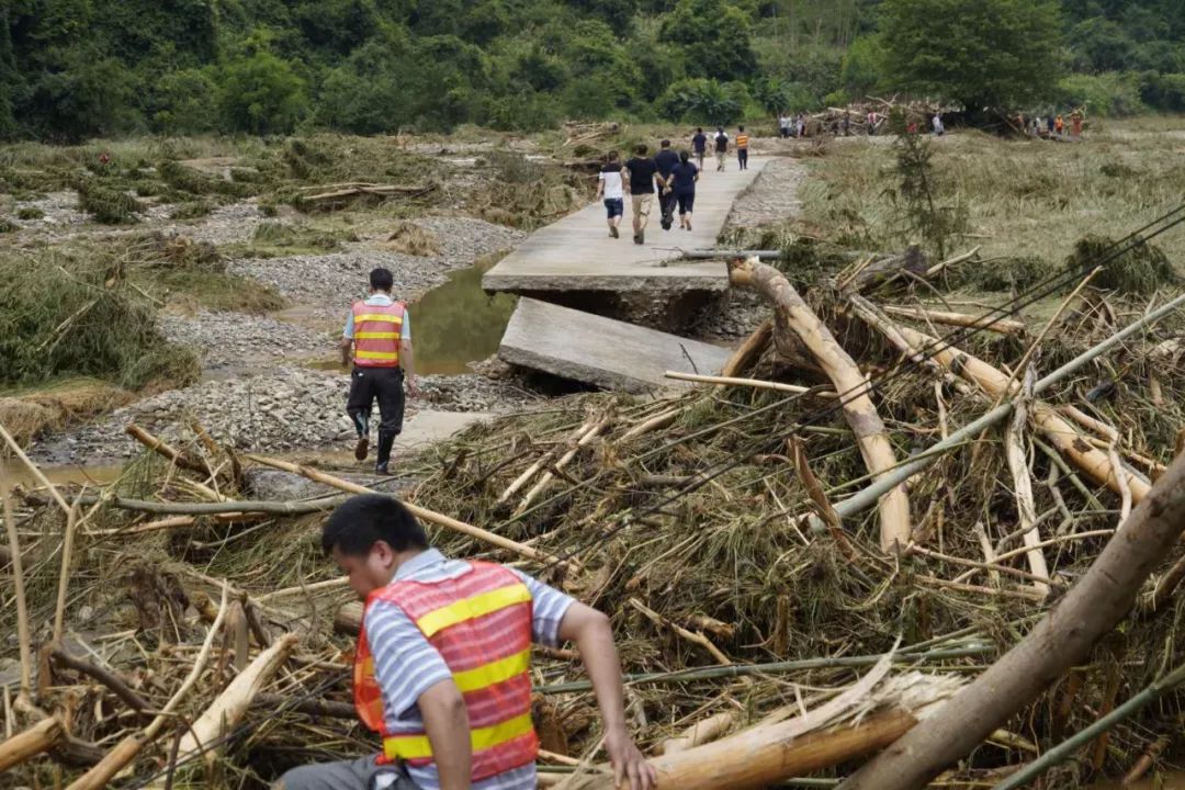 攝解放軍搭建斷橋孤島通道轉移數百被困群眾6月10日晚間,連平縣上坪鎮