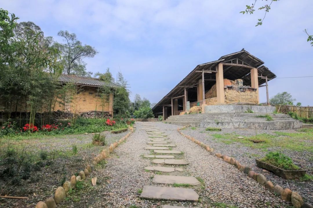 明月村位于四川省浦江县甘溪镇,明月村的地图像个乒乓球拍,景点分散.