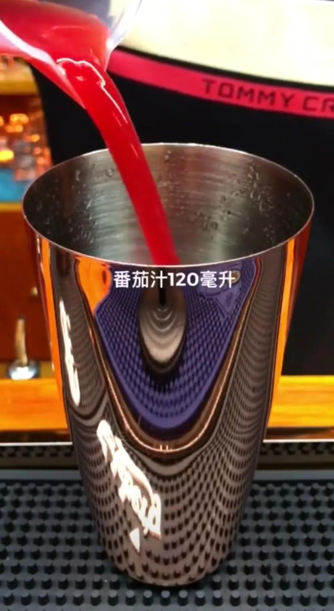 最后加入芹菜和柠檬片一杯传说中的"地狱之酒":"血腥玛丽"就这样完成