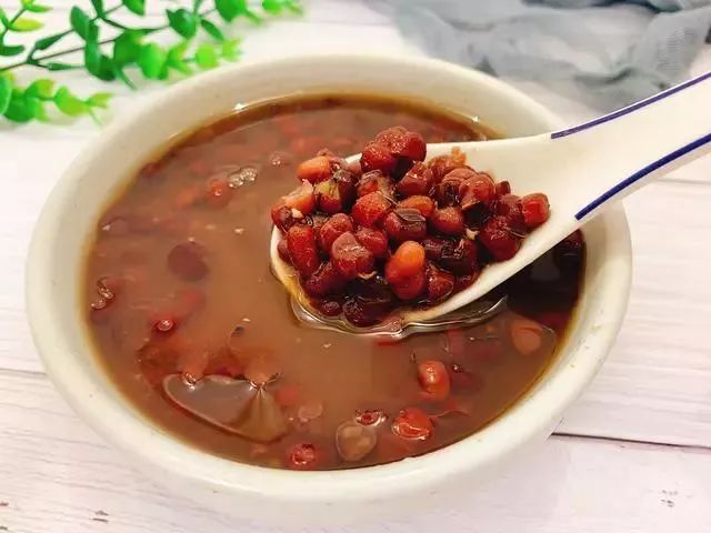 【红豆汤】爱吃甜食的人一定也爱吃红豆,红豆可以做出很多的美食,比如