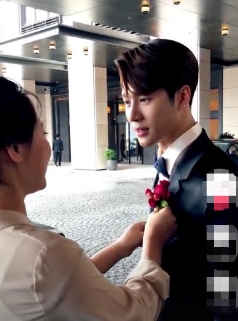 对比王嘉尔看其他女生网友高呼王嘉尔看杨紫才是真爱