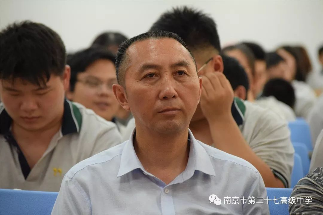 届高三毕业典礼在学校阶梯教室隆重举行,学校吴卫兵校长,周桂茹书记