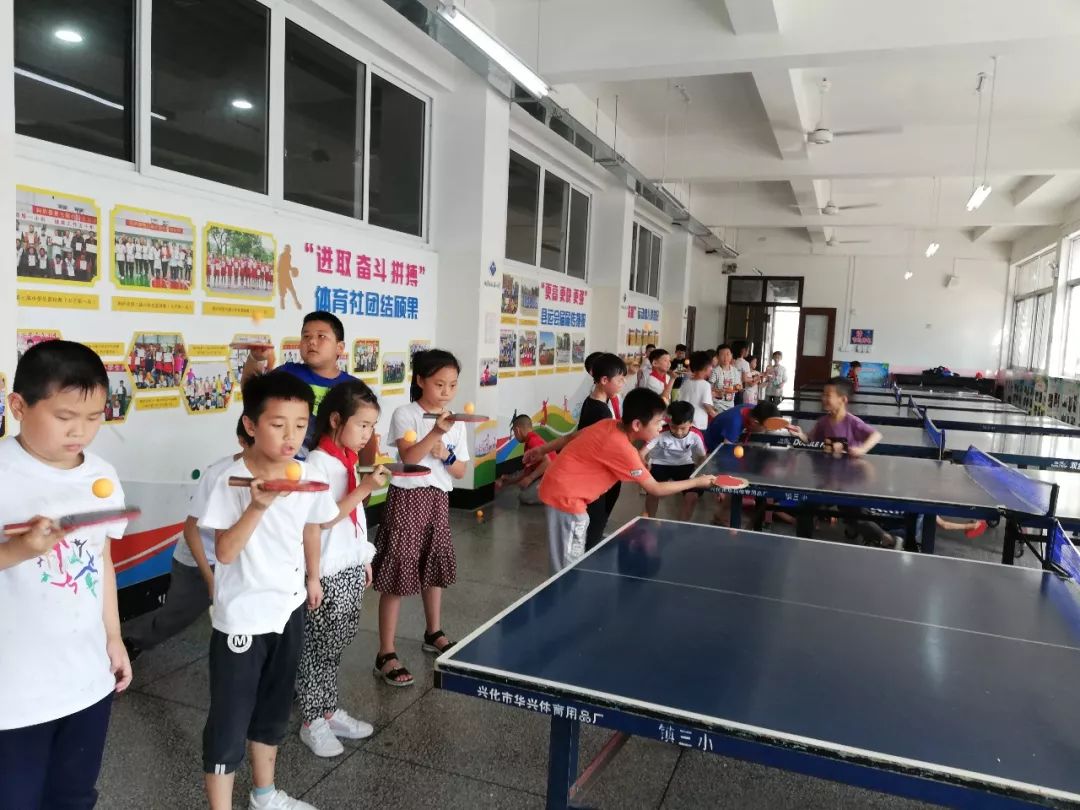 近视防控有妙招桐庐县迎春小学花样玩乒乓有效防近视