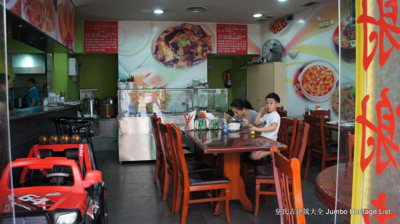 而且因为少妇是开发廊的,以后阿洁要理发,少妇也会给阿洁优惠价了.