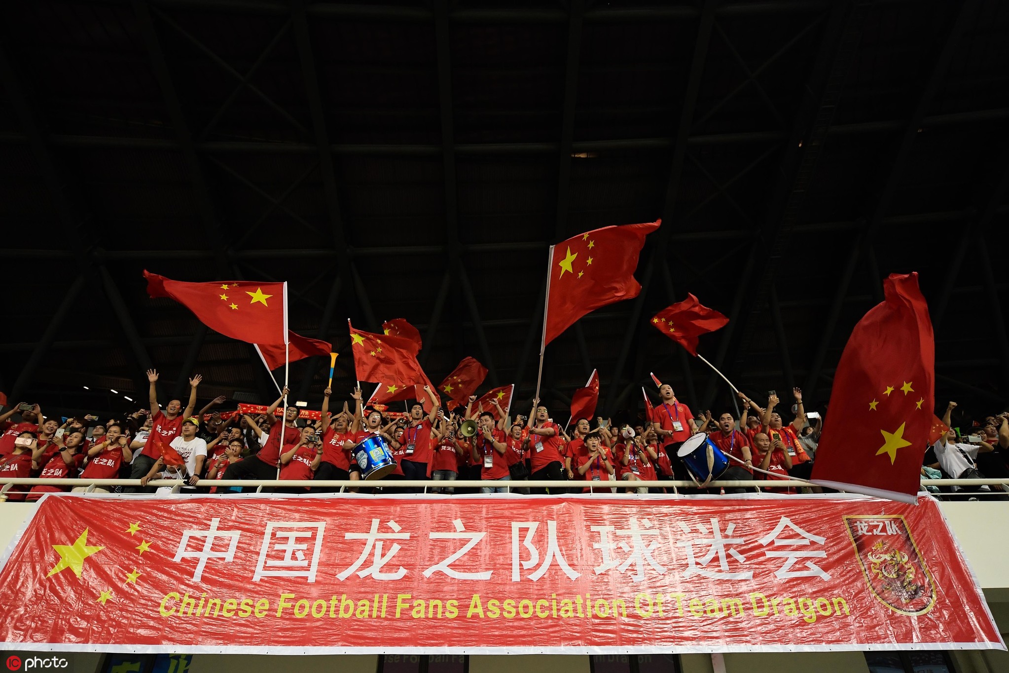 u20国足4-2再胜巴勒斯坦,队员谢场时霸气挥舞国旗