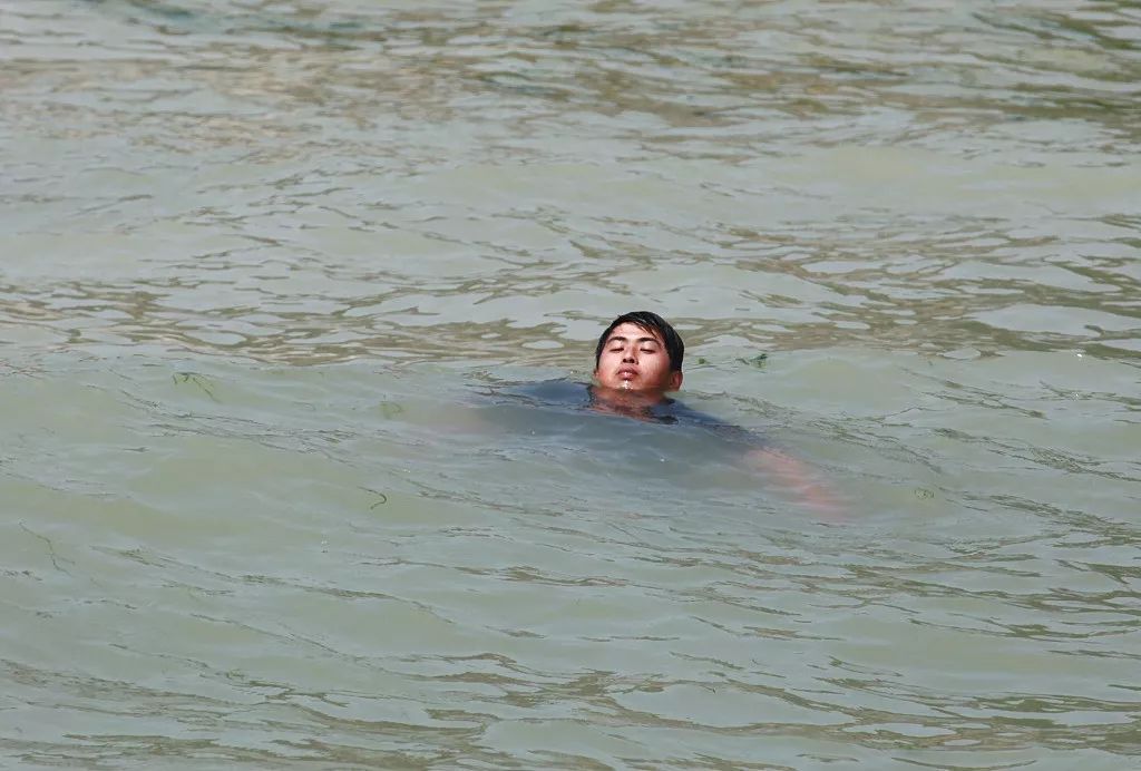 溺水男孩正面图片