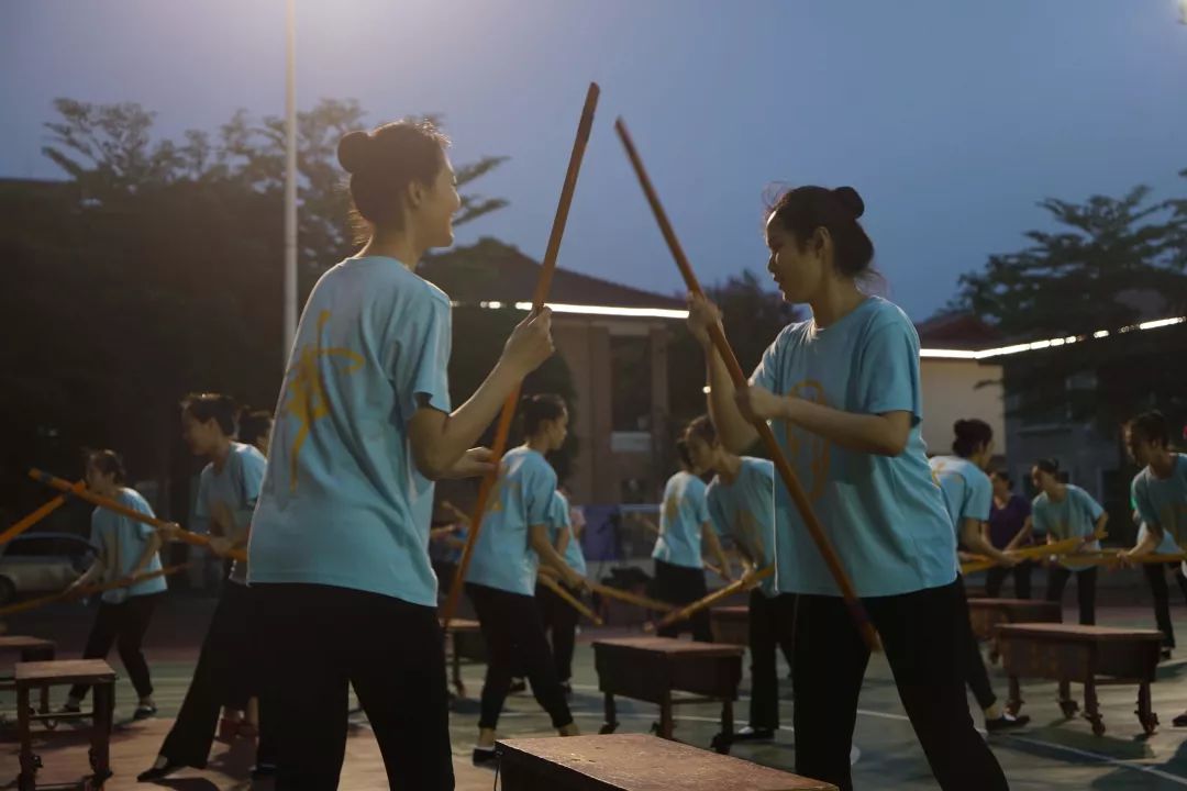 非遗舞蹈进校园:真的不一般!_扁担