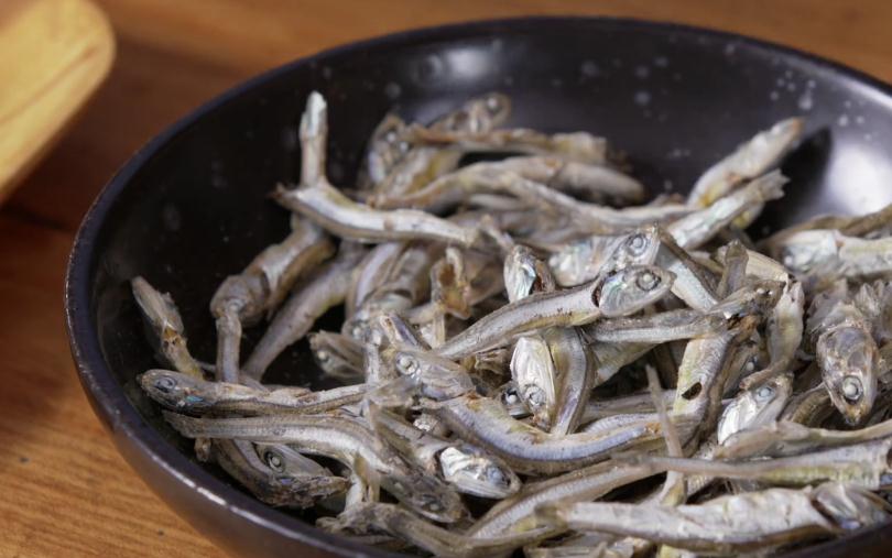 1/9掐去鳀鱼头和内脏,这样就不会有苦腥味清水中加入鳀鱼,白萝卜,大