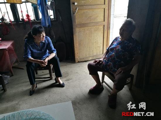 吴淑元深入水沐峪村指导两不愁三保障入户调查