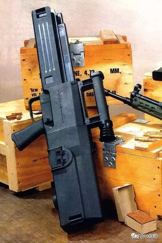 男人枪动不动跪地泼水30发打那么多子弹你了解它吗