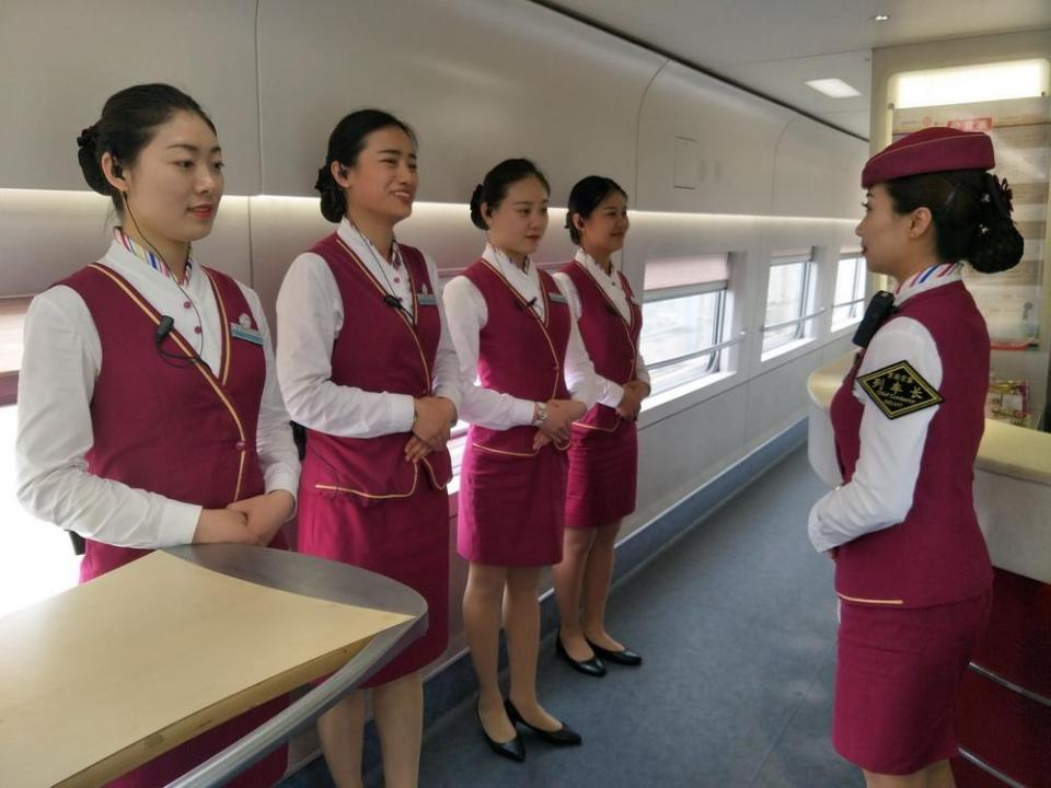 中国宾馆式火车一站直达只卖卧铺票乘务员主动提供服务