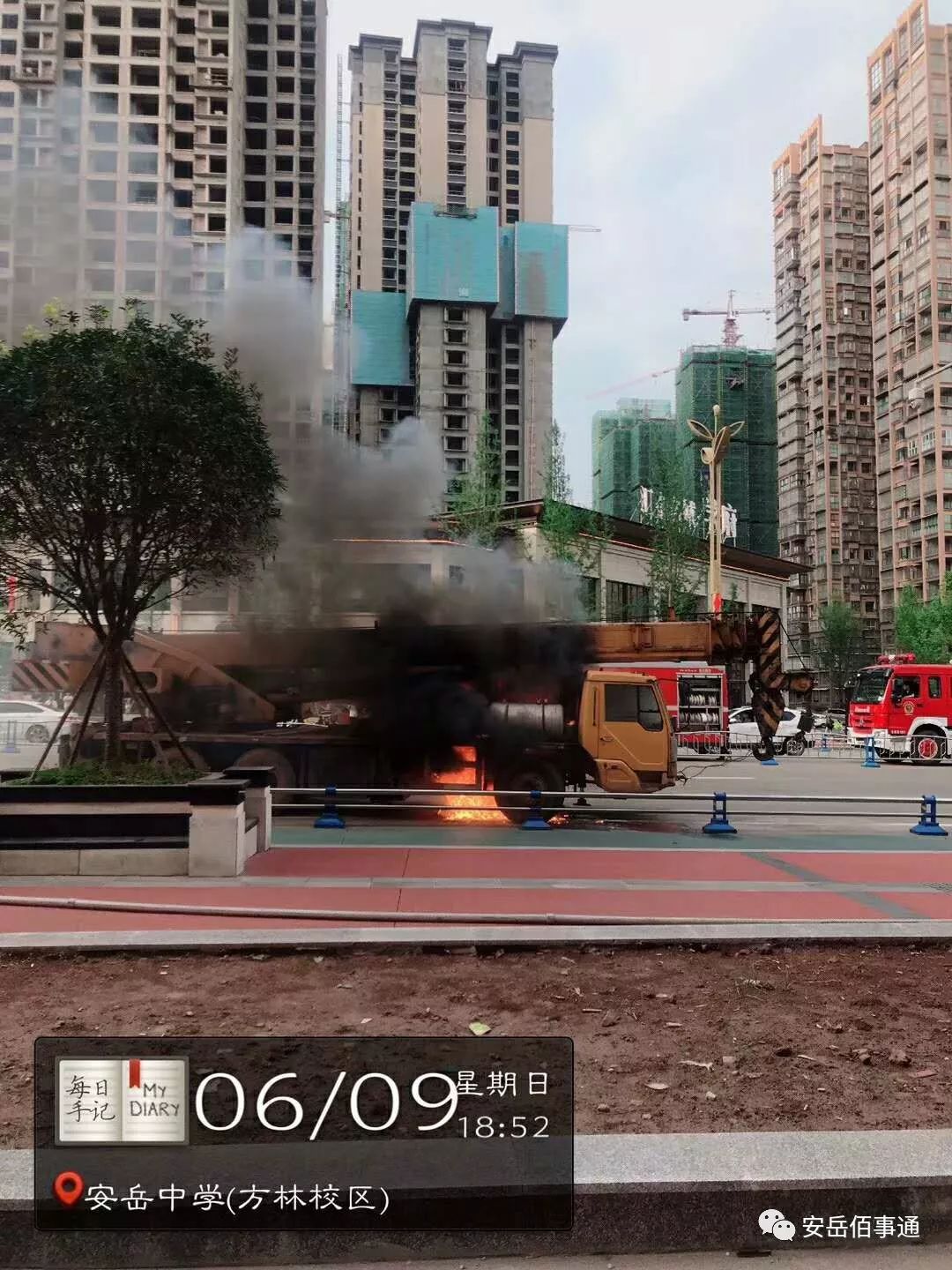 据网友爆料9日下午六点五十左右安岳柠都大道南山郡外一辆大吊车