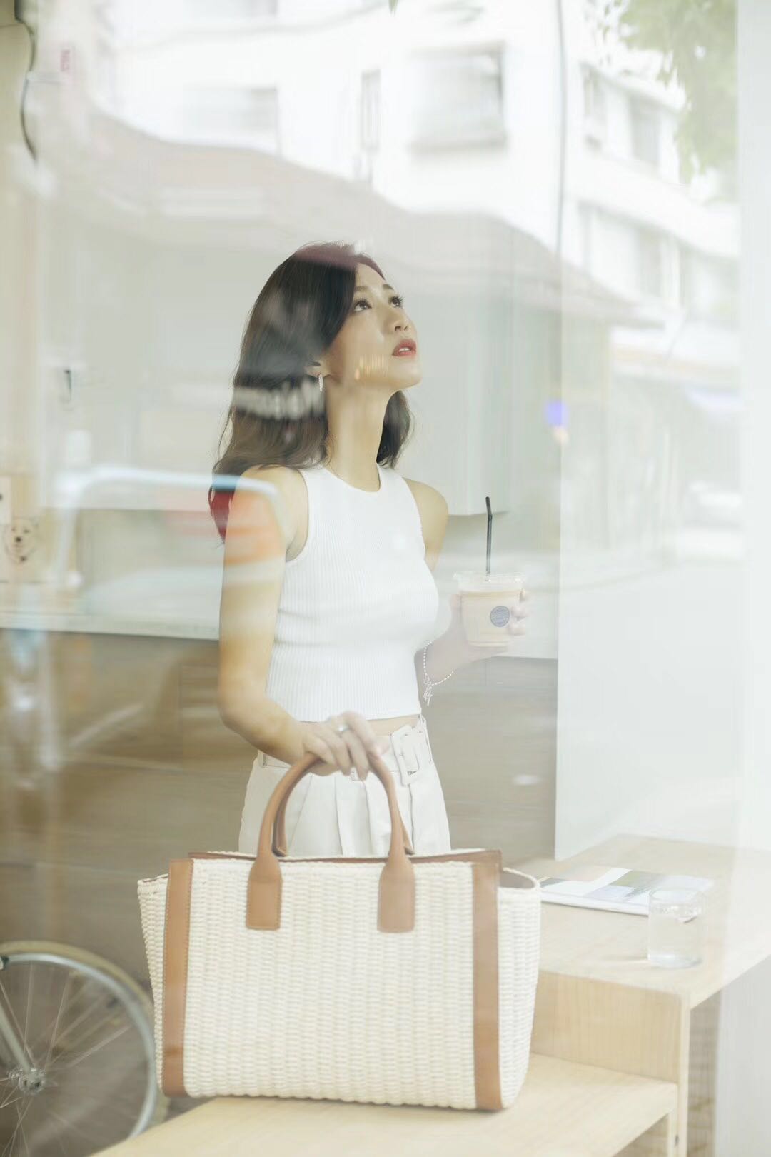 傅晶夏日写真曝光 优雅随性魅力值up