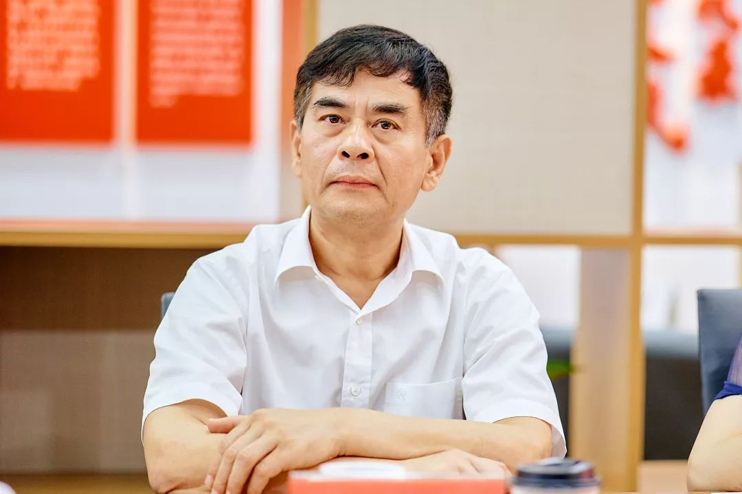 2点位察看市人大代表,上海华谊集团董事长刘训峰一行车巡察看华亭古