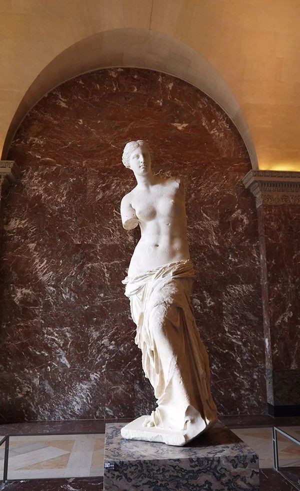 《断臂的维纳斯》雕像创作于公元前100年左右,表现的是希腊神话中爱与