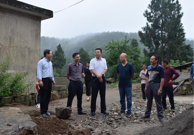 县人大常委会主任李必勇同志一行到米坪乡调研脱贫攻坚清零行动