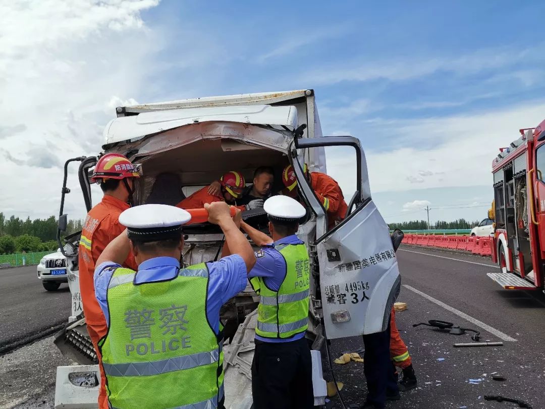 連霍高速石河子路段發生貨車追尾事故,駕駛人被困車內,幸好…_張海傑