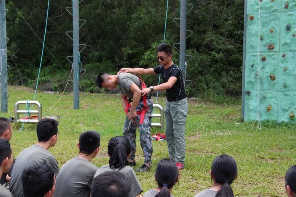 校园快报挑战自我超越极限军鹰队户外军事拓展训练活动内附超燃视频