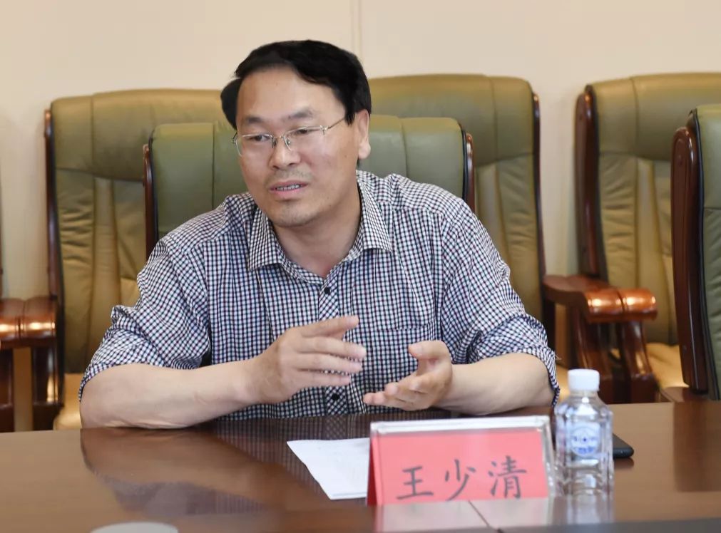 王少清校长介绍了东风中学的办学思想和办学理念,对学校多元办学情况