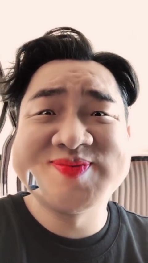 原创王祖蓝晒搞怪自拍乔杉躺枪细心的网友会发现他脸上有个洞洞