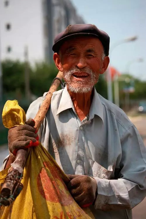这些捡破烂老人的真相看完心情复杂
