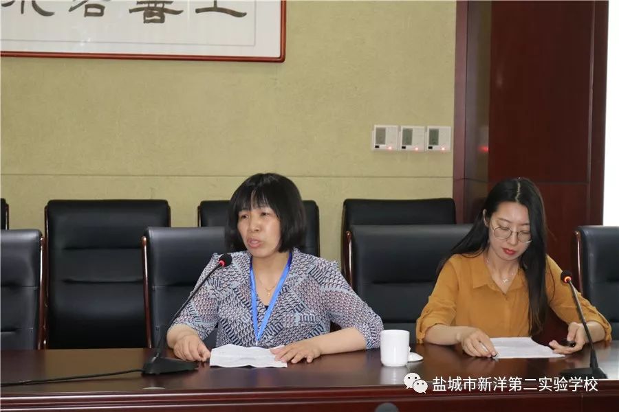 参观结束后,省书法协会专家组齐聚学校行政楼八楼会议室,听取了万小云