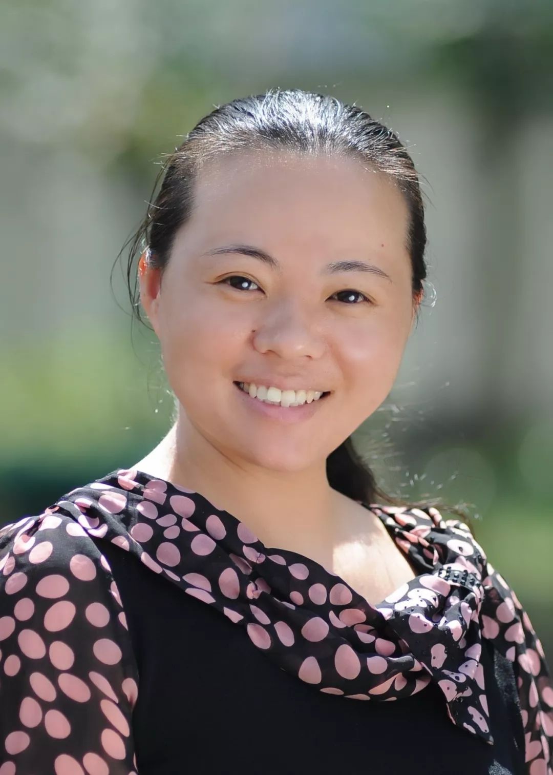 她这个农村小丫头那时学校宿舍条件很艰苦,来到南通市通州区实验小学