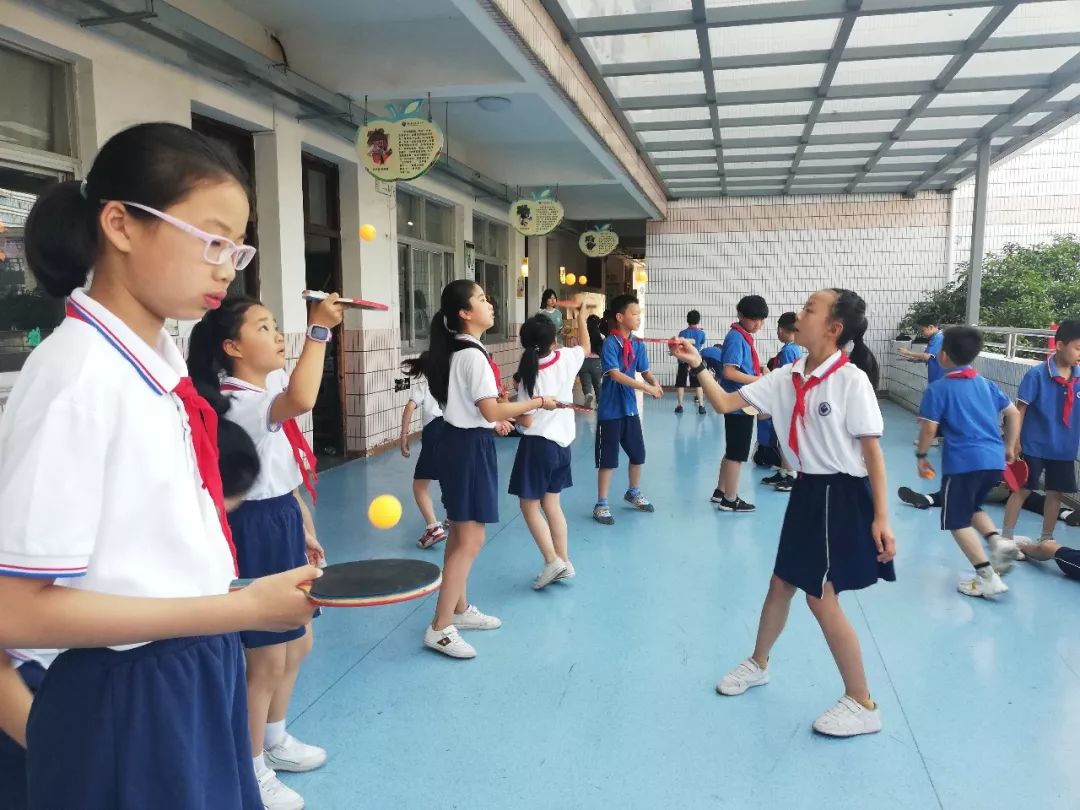 近视防控有妙招桐庐县迎春小学花样玩乒乓有效防近视