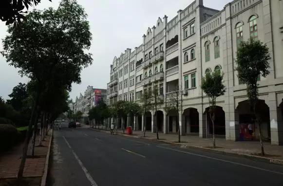 繁华的老赣州是以标准钟为中心的商业圈,辐射文清路,北京路,解放路